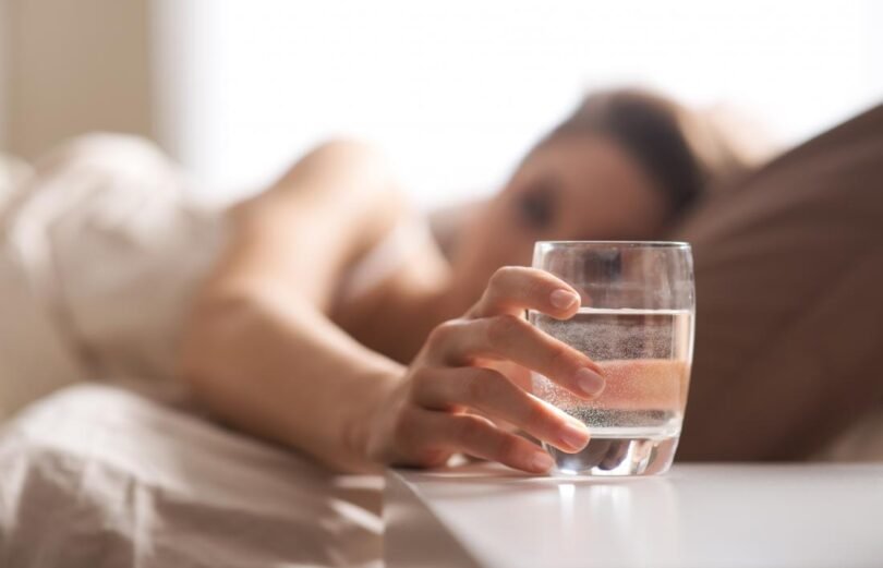 Uống nước lạnh trước khi ngủ có tốt không?
